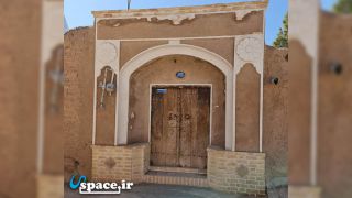 درب ورودی اقامتگاه بوم گردی کدخدا بهزاد - ابوزیدآباد  - روستای کاغذی